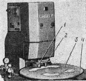 Рис. Х.13. Общий вид высокочастотной установки для сборки подкладки: 1, 2 - электроды; 3 - карусельный стол; 4 - генератор